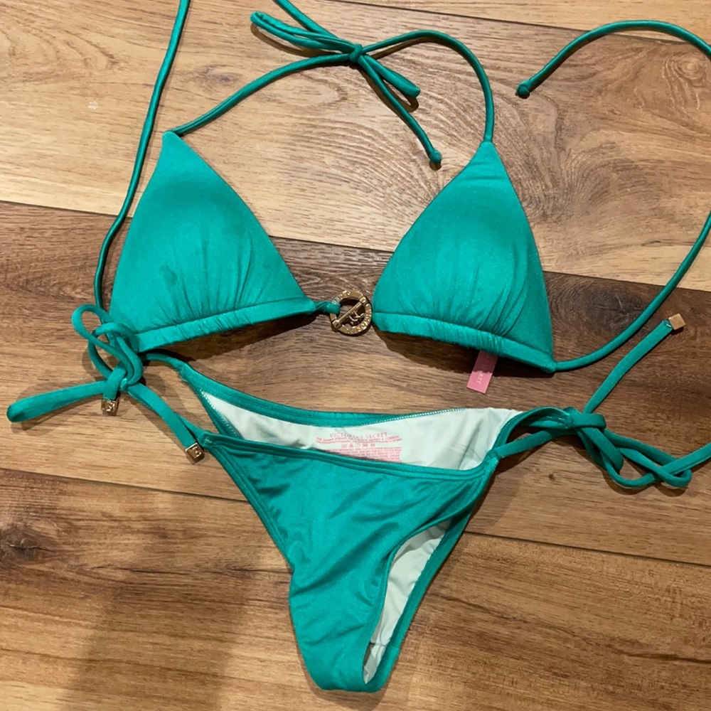 Emerald green VS bikini